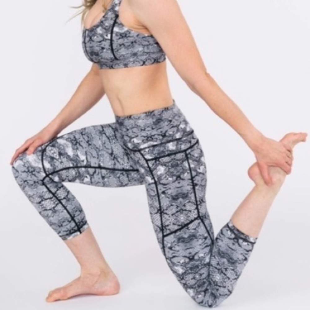 Zyia Active Light and Tight LNT Snake Cobra Print Black White Cropped Leggings